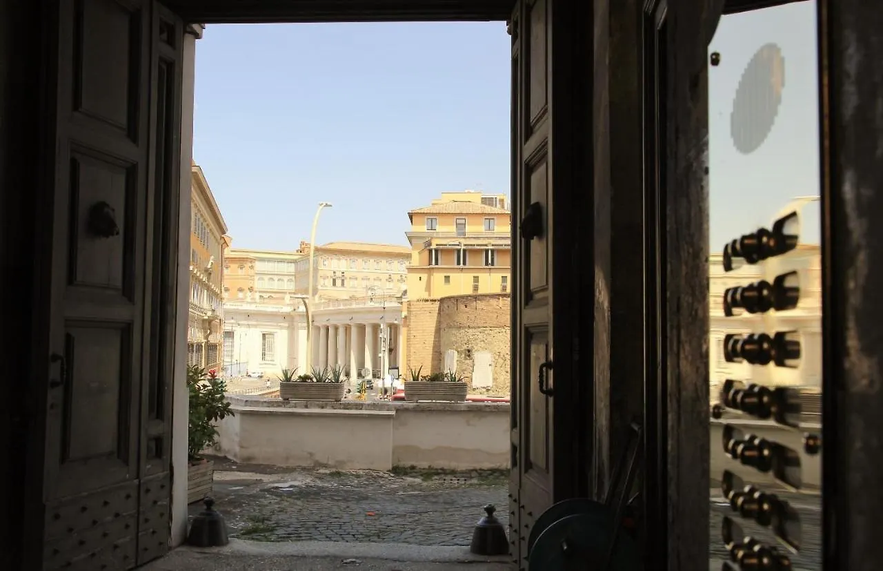 Apt In Front Of The Vatican City 로마